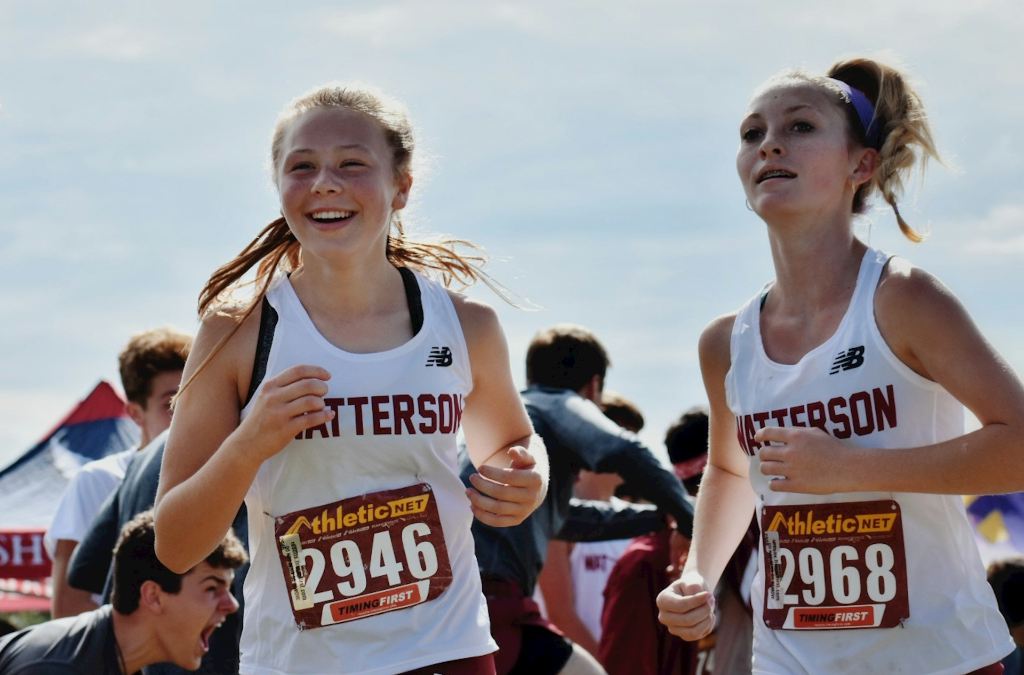 Le plaisir de courir et de se dépasser, avec le sourire ! Deux jeunes filles souriantes en pleine course à pied, symbolisant le plaisir du sport, la détermination et l’énergie positive.