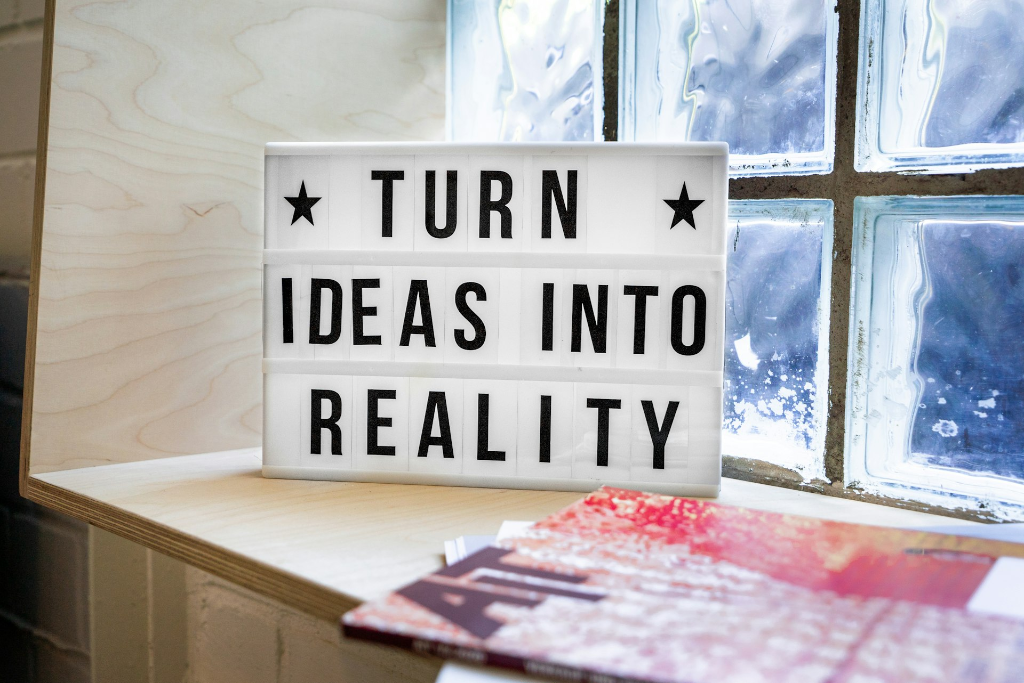 Les rêves deviennent réalité avec de la détermination et du travail. Image inspirante avec la citation 'Turn ideas into reality', rappelant l’importance de la motivation et du passage à l’action pour atteindre ses objectifs.