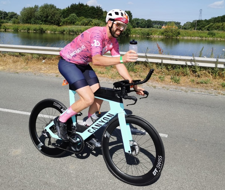 En pleine course, moment de relâchement en buvant quelques gorgées d’eau depuis ma gourde. Sourire aux lèvres, l’effort est là, mais le plaisir aussi.