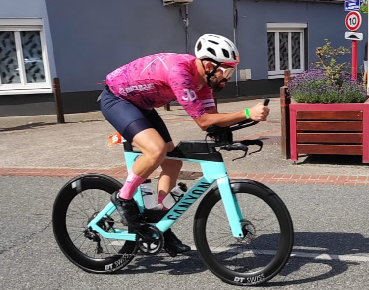 Posé sur les prolongateurs, cadence élevée, concentré sur l’objectif. Les kilomètres défilent, chaque coup de pédale rapproche un peu plus de la fin du parcours vélo.