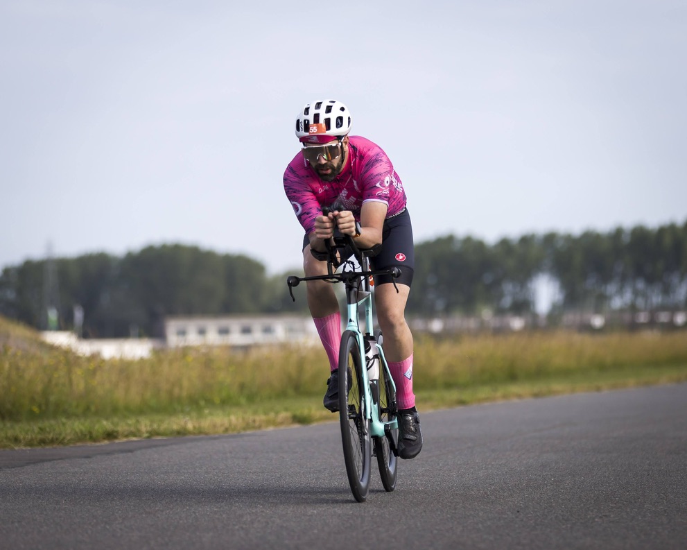 Début de l’épreuve cycliste après la transition. Posé sur les prolongateurs, concentré, arborant le maillot de mon équipe de l’époque Epilation First, sur mon vélo de triathlon Canyon.