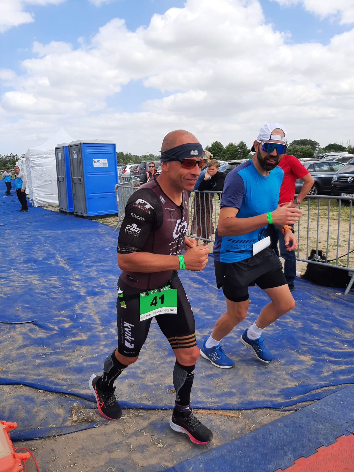 Sortie de T2 aux côtés de mon ami Jean, prêts à affronter les 42,2 km. Un moment clé de la course où l’énergie mentale est aussi importante que la préparation physique.