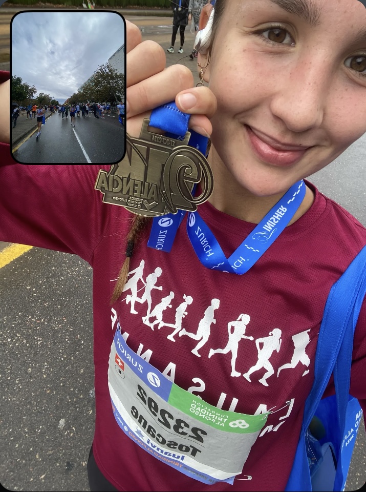Finisher – La fierté d’avoir tout donné Toscane, rayonnante, médaille de finisher autour du cou après avoir franchi la ligne d’arrivée. Une course maîtrisée, un défi relevé, et une belle récompense bien méritée !