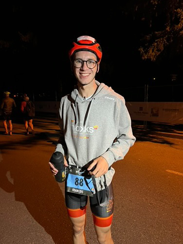 La satisfaction du travail accompli Après l’effort, le sourire ! François savoure la fin de sa course, portant fièrement les couleurs de son sponsor.
