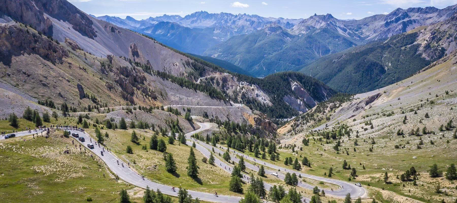 L’Embrunman, c’est aussi ça : des paysages grandioses, des cols mythiques et une nature à couper le souffle. Un décor magnifique… mais un défi impitoyable ! L’Embrunman, c’est aussi ça : des paysages grandioses, des cols mythiques et une nature à couper le souffle. Un décor magnifique… mais un défi impitoyable !