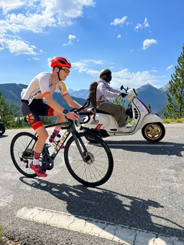 188 km et des milliers de mètres de D+, un défi hors norme Le parcours vélo de l’Embrunman ne laisse aucun répit. Sous un grand soleil, tri fonction ouverte pour évacuer la chaleur, François reste concentré sur sa gestion de course.