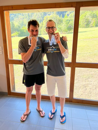 La saveur unique de la victoire ! François et Simon savourent leur médaille, symbole d’un défi surmonté.