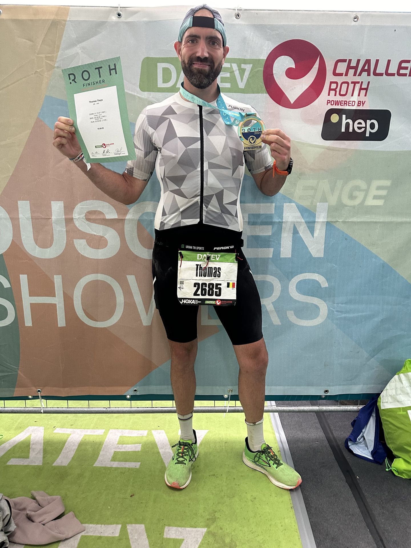 La récompense d’une préparation intense et d’un mental d’acier Un moment de fierté après mon deuxième Full Ironman au Challenge Roth. Diplôme en main, médaille autour du cou, et une tri fonction blanche marquée par l’effort.