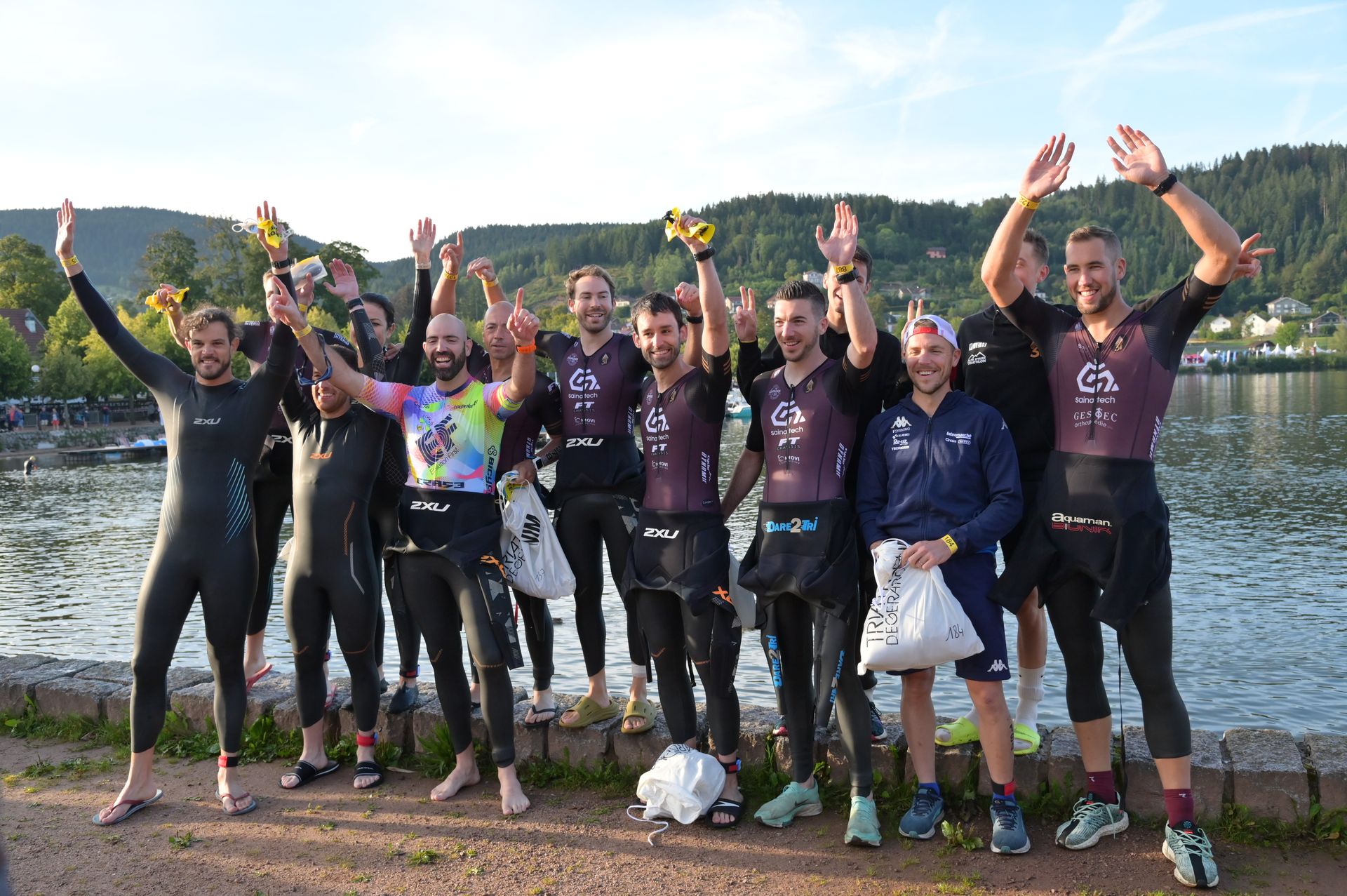La force d’un groupe pour se dépasser individuellement Un moment de cohésion et de partage avec mon club de triathlon en Belgique, juste avant le départ du triathlon de Gérardmer. La pression monte, mais l’envie de performer ensemble est plus forte.