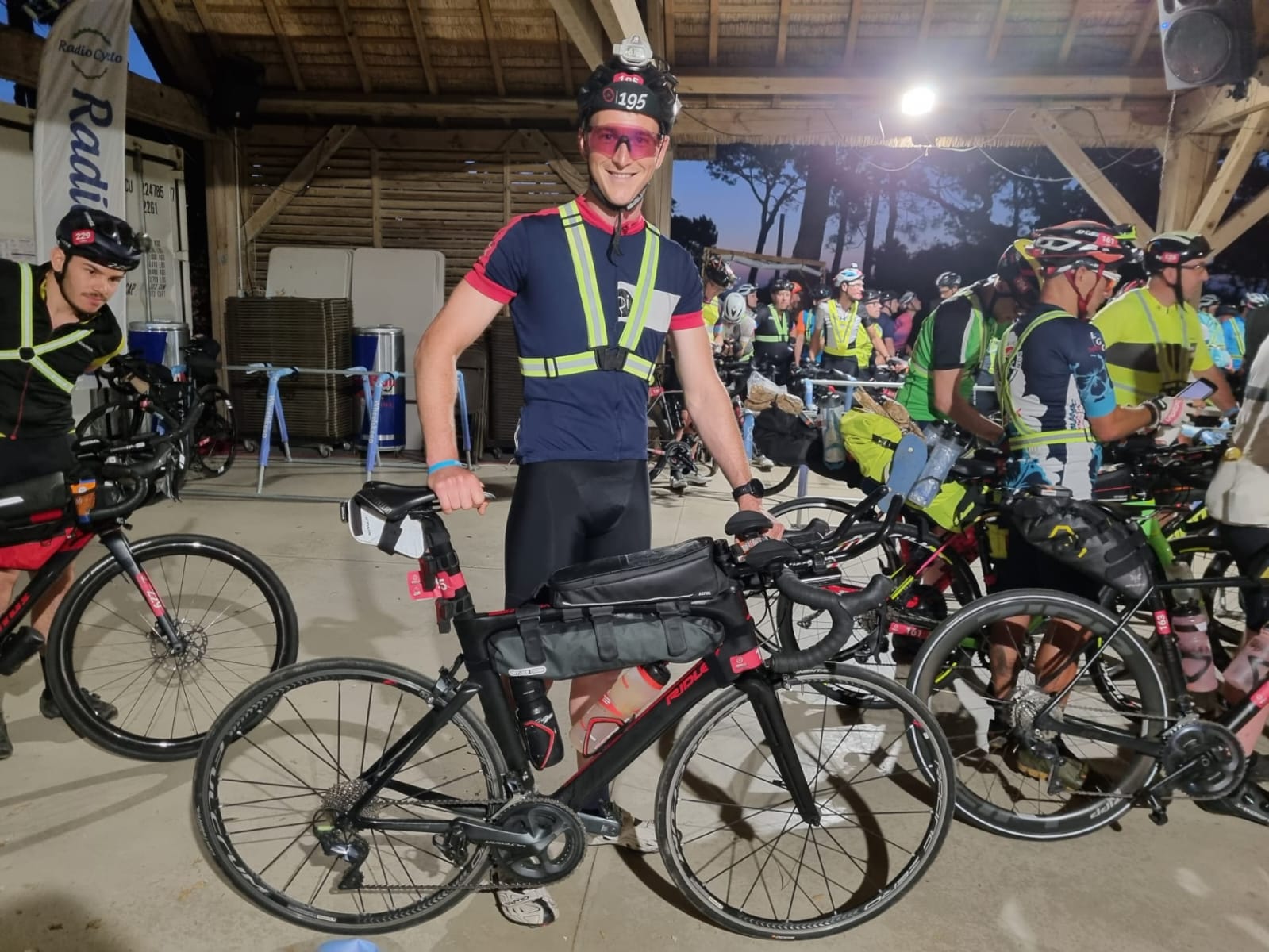 L’énergie du départ, avant des heures et des heures d’effort À quelques instants du départ, Pierre affiche un large sourire aux côtés des autres participants. L’excitation est à son comble pour cette aventure d’endurance extrême.