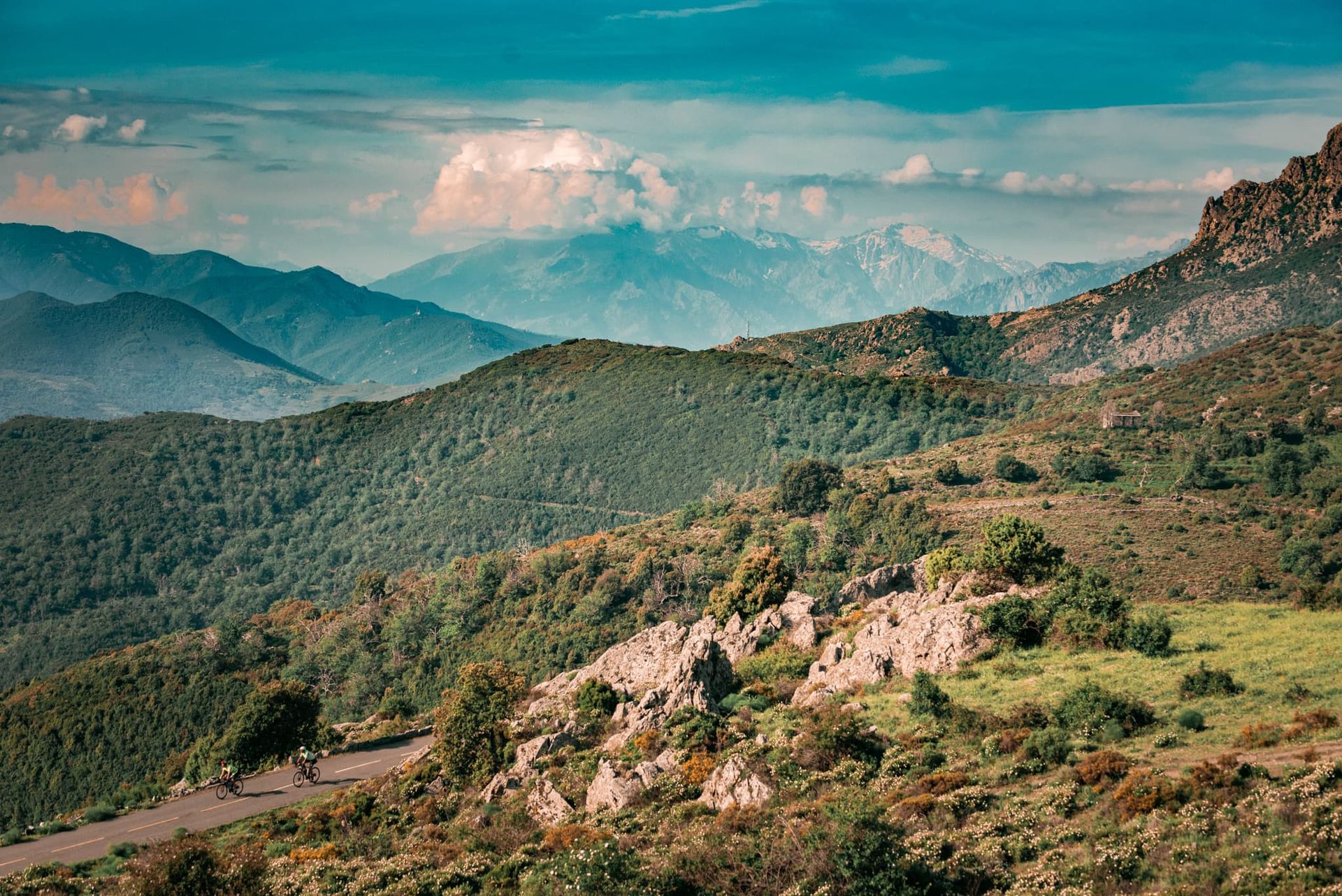 Des paysages à couper le souffle jalonnant le parcours du BikingMan : montagnes majestueuses, vallées infinies et routes perdues sous un ciel bleu éclatant.