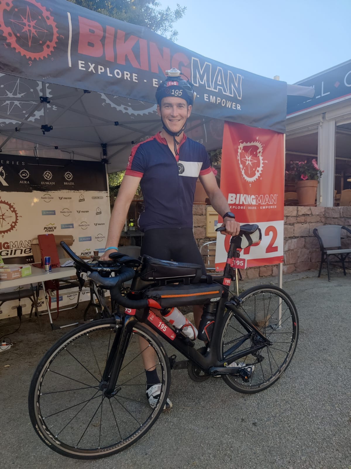 L’ultra-cyclisme, c’est aussi savourer les petits moments de pause Petit moment de répit pour Pierre qui pose à côté de son vélo lors d’un ravitaillement. L’épuisement est là, mais l’envie d’aller au bout aussi.