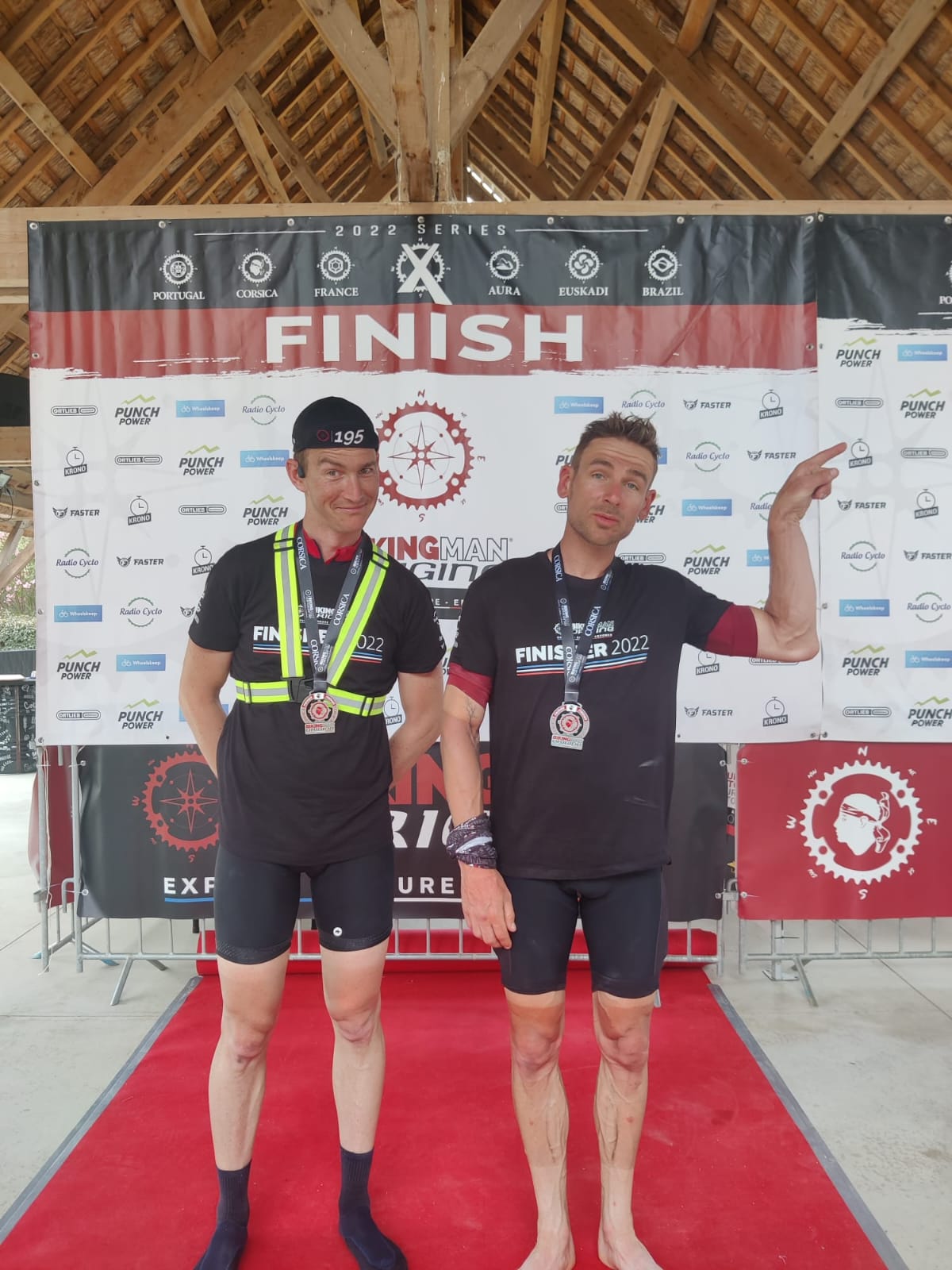 Un défi extrême, une satisfaction inégalable Après 958 km et 16 000 m de dénivelé, Pierre et son ami célèbrent leur exploit sous l’affiche de finisher, sourire aux lèvres et médaille autour du cou.