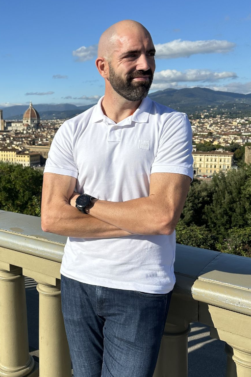 Après des années de travail et de discipline : transformation physique, confiance retrouvée et sourire radieux. Photo après transformation de Thomas, affichant une perte de poids significative, un sourire confiant et une posture affirmée, symbole de discipline et de persévérance.