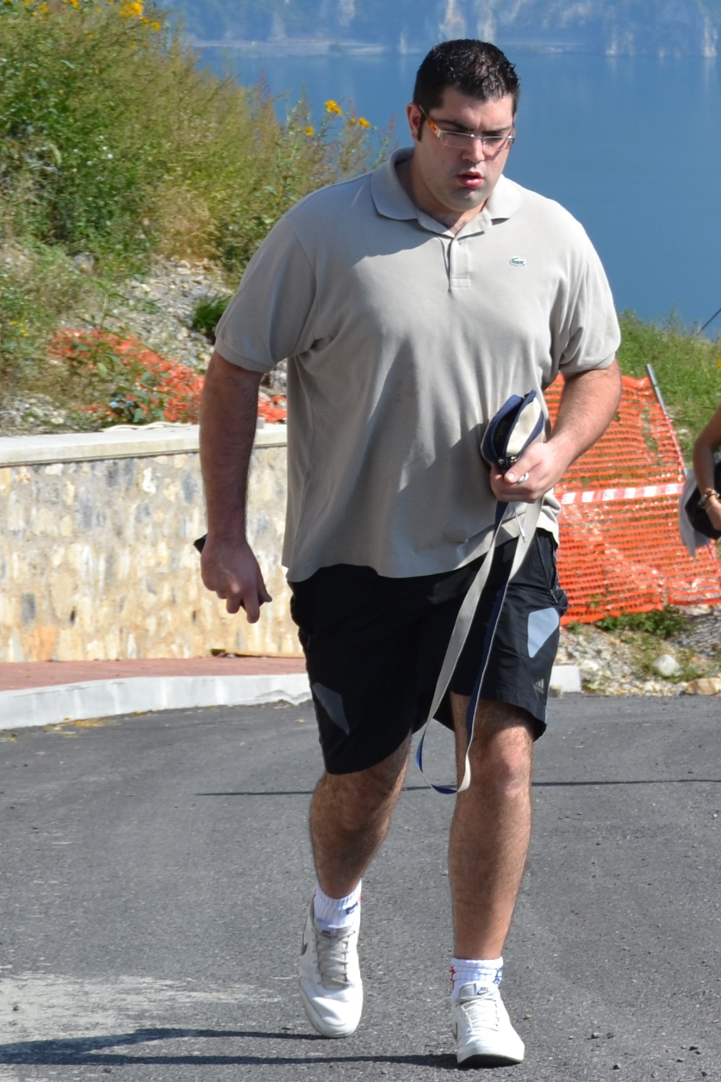 Avant ma transformation : en surpoids, en difficulté pour marcher, avec un manque de confiance en moi. Photo avant transformation de Thomas, en surpoids, marchant avec difficulté et manquant de confiance en lui, avant son incroyable évolution physique et mentale.
