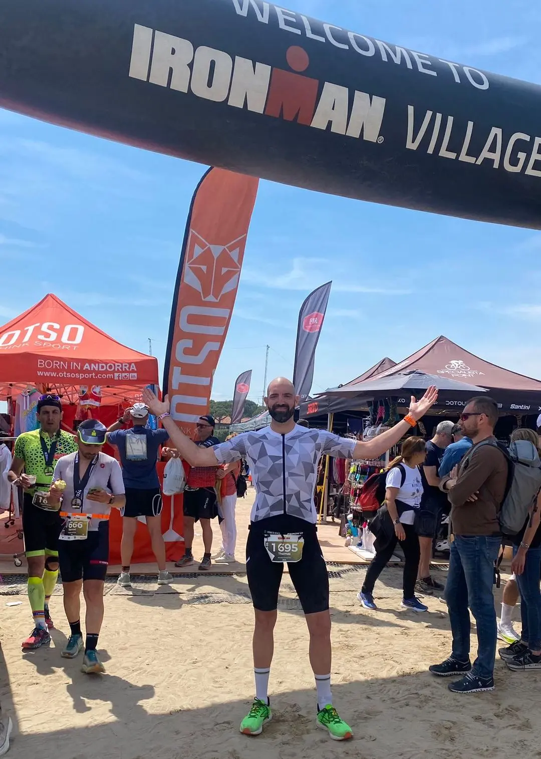 Finish line franchie, mission accomplie ! À l’arrivée de l’Ironman 70.3 de Venise, un large sourire aux lèvres, en trifonction blanche Fusion, en pleine forme après un bel effort.