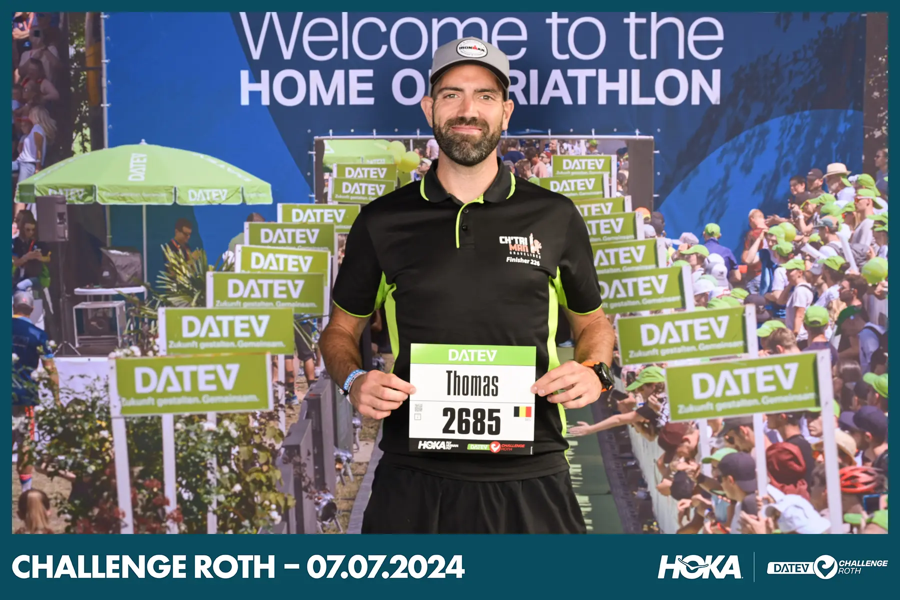 Prêt pour l’une des courses les plus mythiques du triathlon ! Posant fièrement avec mon dossard du Challenge Family Roth 2024, vêtu d’un polo noir et affichant un sourire éclatant.