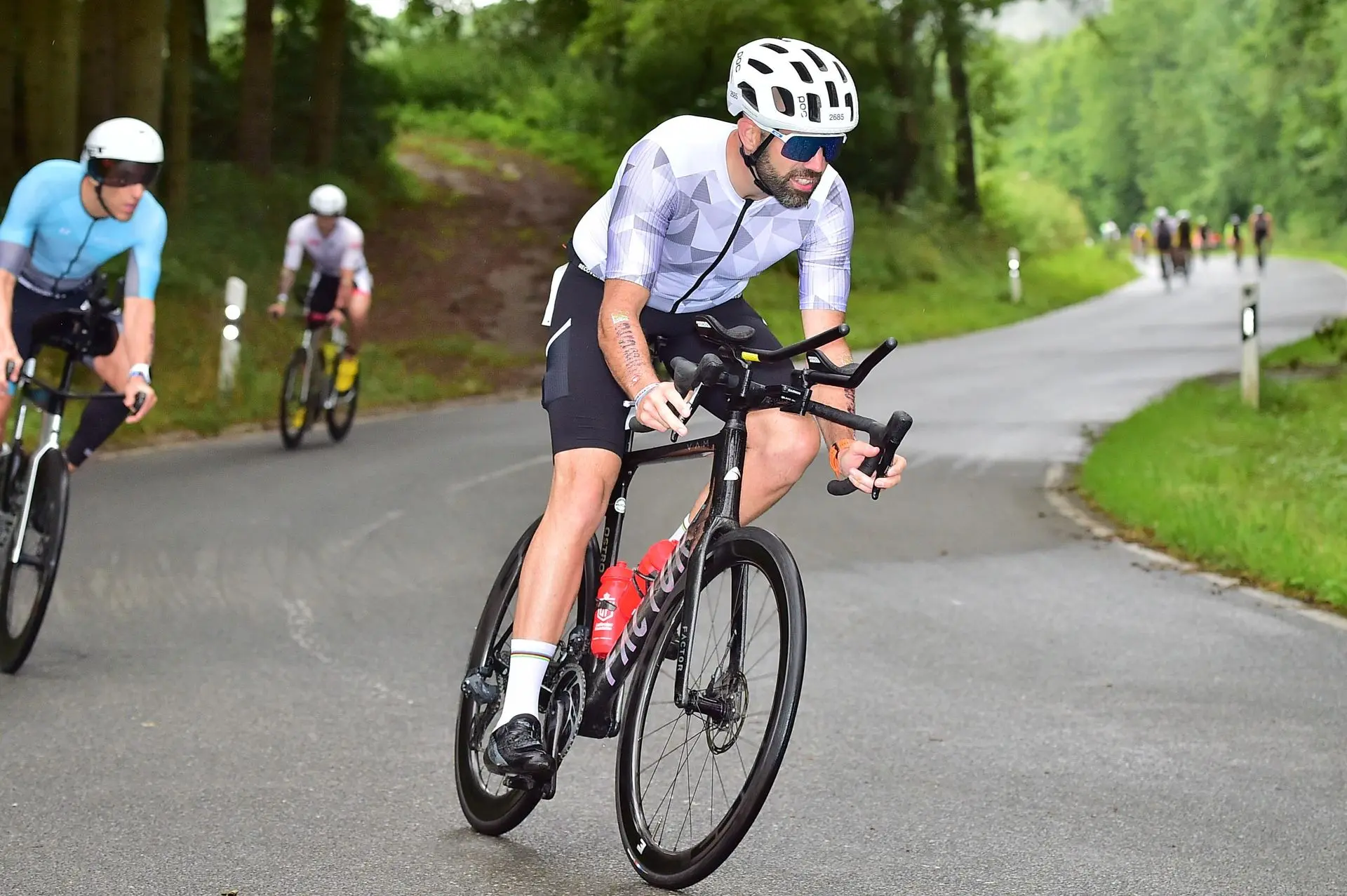Descente rapide, mains en bas du cintre, freins sous contrôle, entouré d’un peloton de cyclistes. Le plaisir est là !