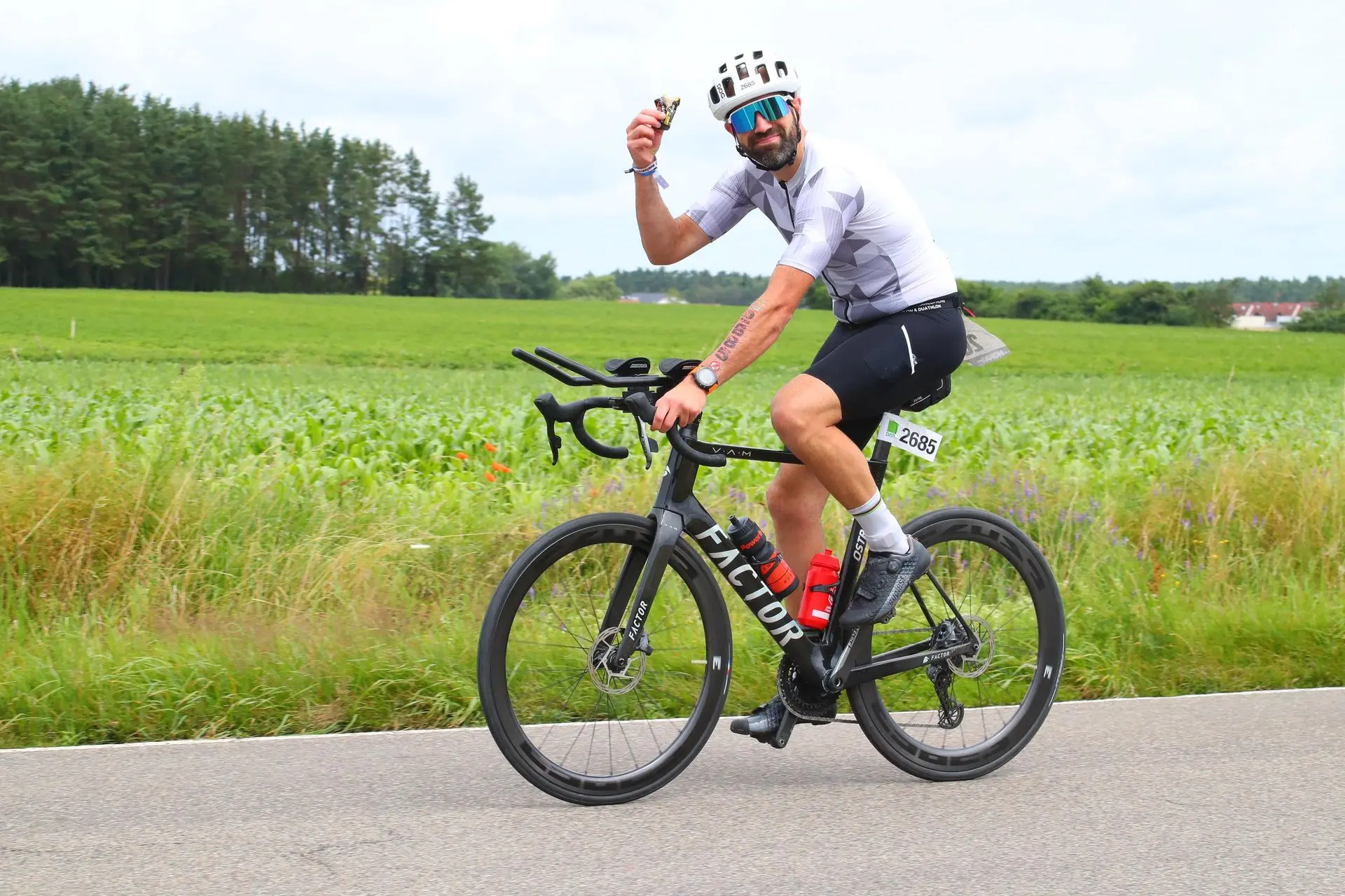 En pleine course, un instant pour recharger les batteries avec une barre énergétique, le sourire aux lèvres et la motivation intacte.
