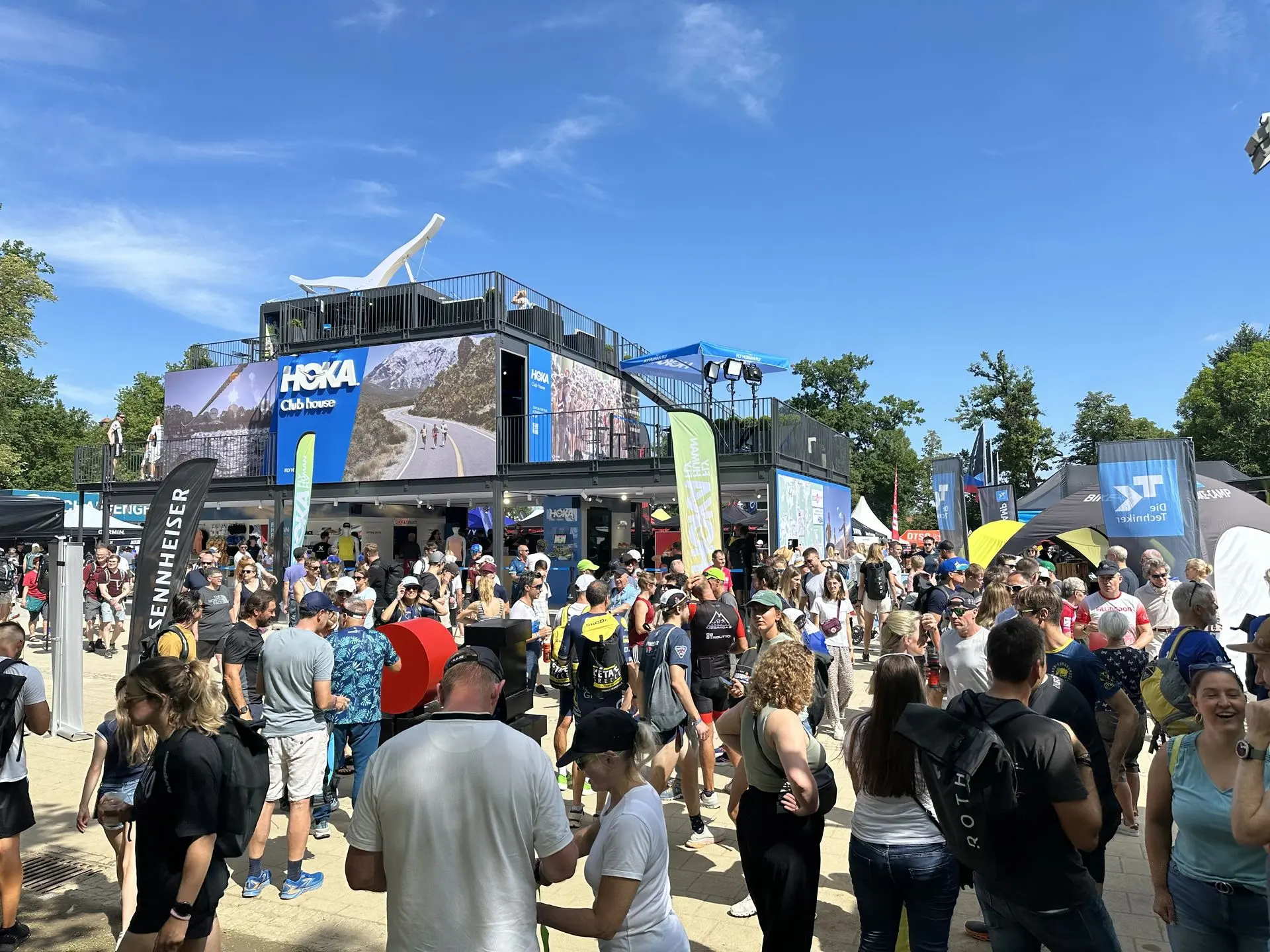 Vue du village triathlon du Challenge Family Roth, une effervescence incroyable avec de nombreuses boutiques et une foule de passionnés.