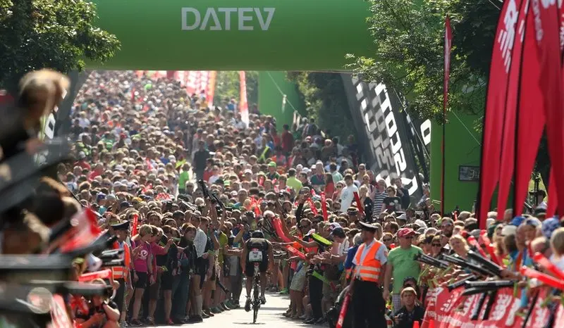 L’adrénaline à son paroxysme dans cette ascension légendaire. Une marée humaine digne du Tour de France, laissant à peine un mètre d’espace aux cyclistes pour gravir cette côte mythique. L’ambiance est électrique !