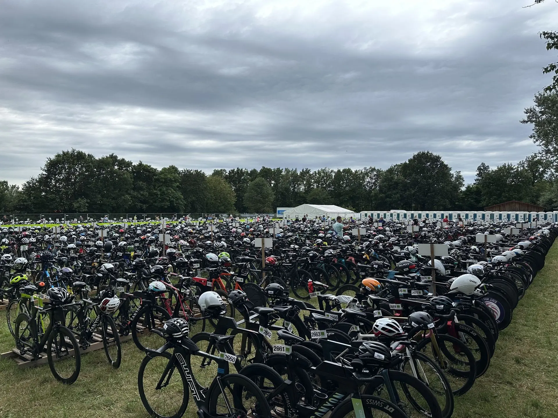 Le premier parc à vélo, un océan de machines prêtes à rouler pour 180 km. 3600 participants au départ !