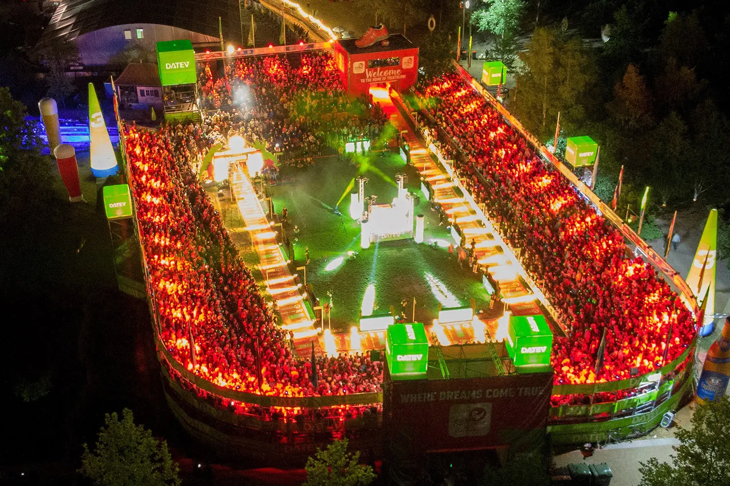 L’apothéose d’une journée héroïque. L’arène d’arrivée du Challenge Family Roth illuminée dans la nuit. Un spectacle grandiose vu du ciel, une ambiance indescriptible !